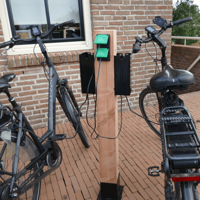 Laadhouderpaal met fietsen die geladen worden