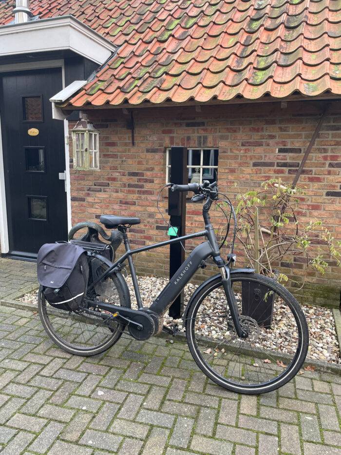 Fiets bij ebike laadpaal